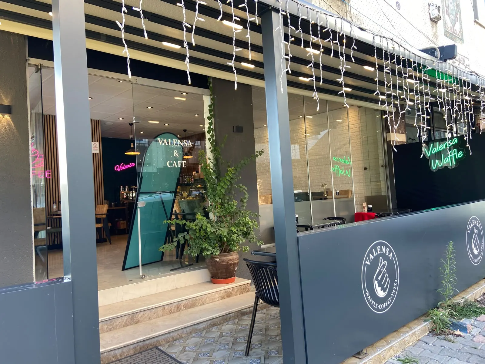 Valensa Cafe & Waffle – Cafe Anahtar Teslim Elektrik Altyapı, Aydınlatma Tasarımı ve Montaj Projesi görsel 6